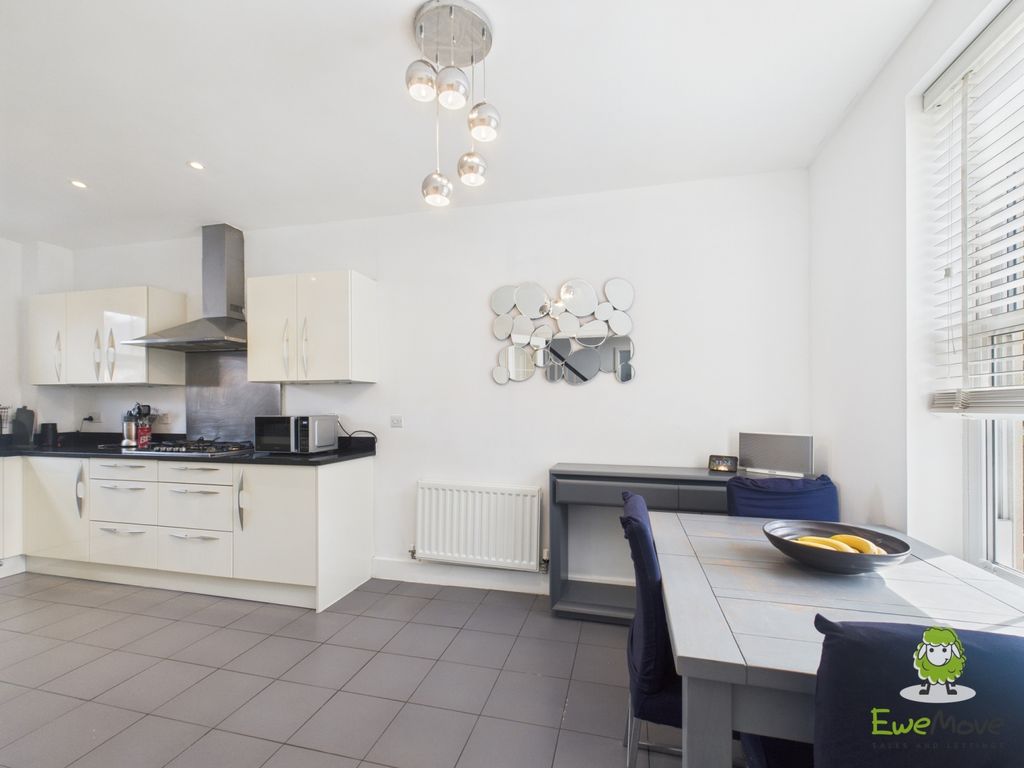Property photo 3 of 32 Ewemove Estate Agents Basingstoke - Rockbourne Roa