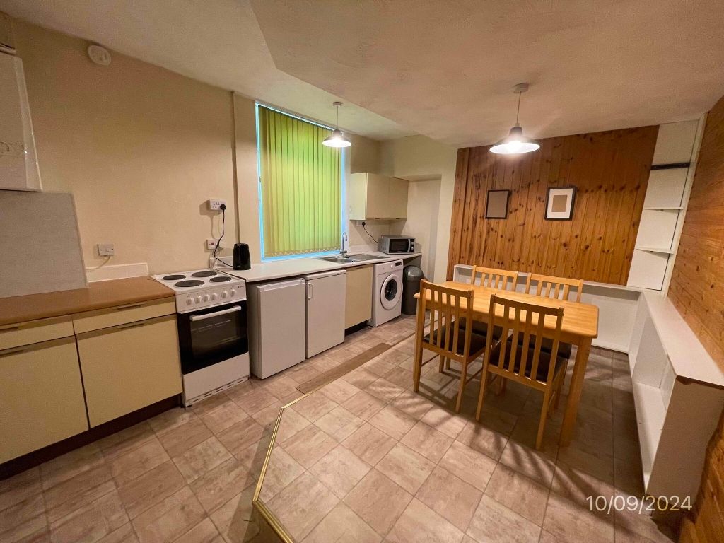 Property photo 2 of 9 Kitchen