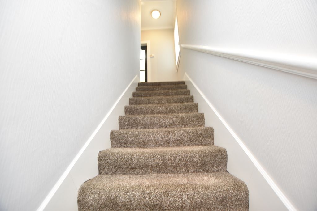 Property photo 3 of 18 Hallway 