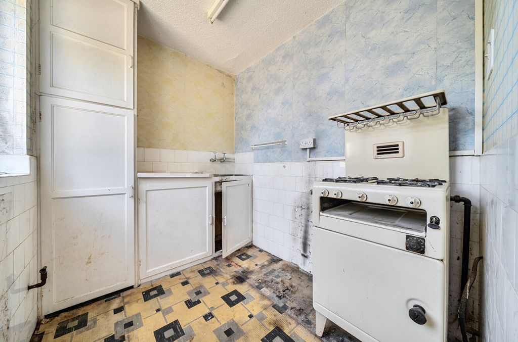 Property photo 3 of 8 Kitchen