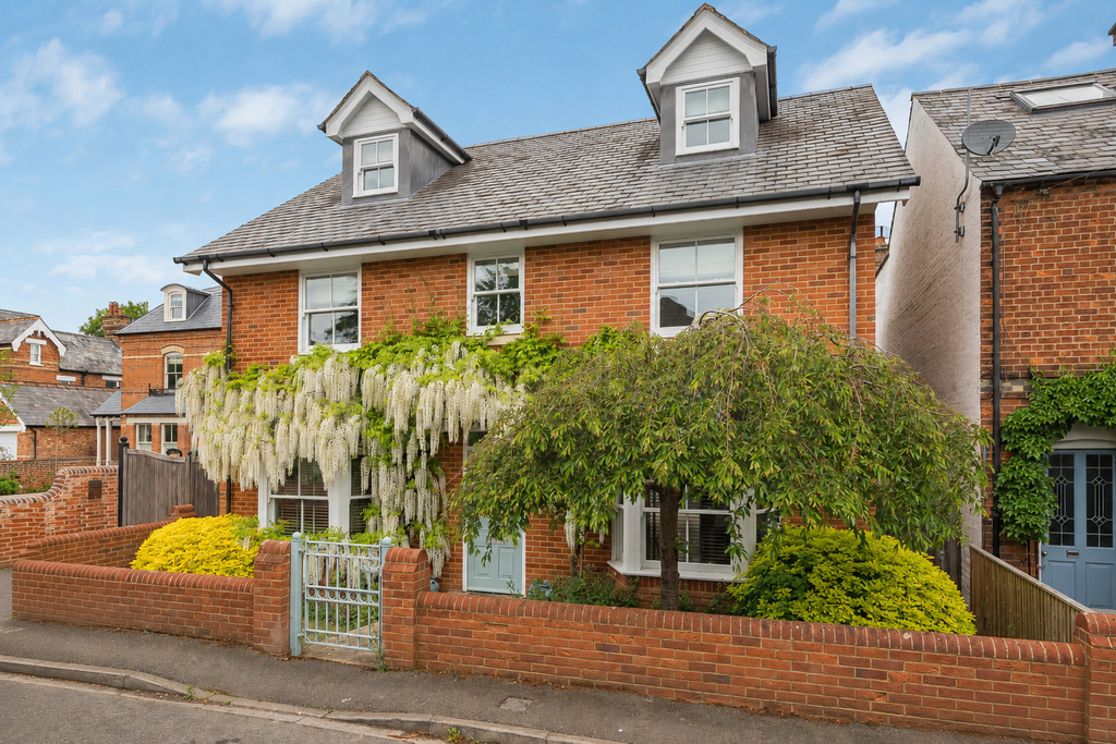 Property photo 1 of 18 Beaumont Rise Front