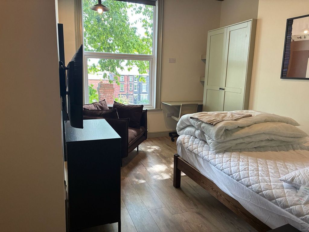 Property photo 1 of 4 Bright Bedroom With Large Window And Study Desk An...