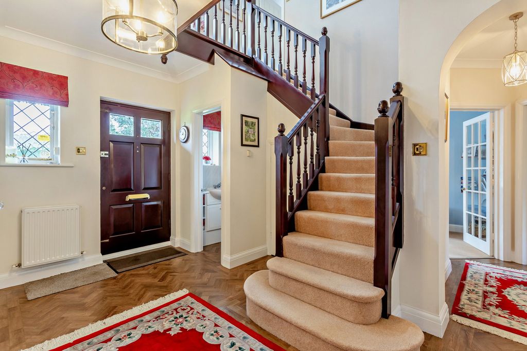 Property photo 2 of 27