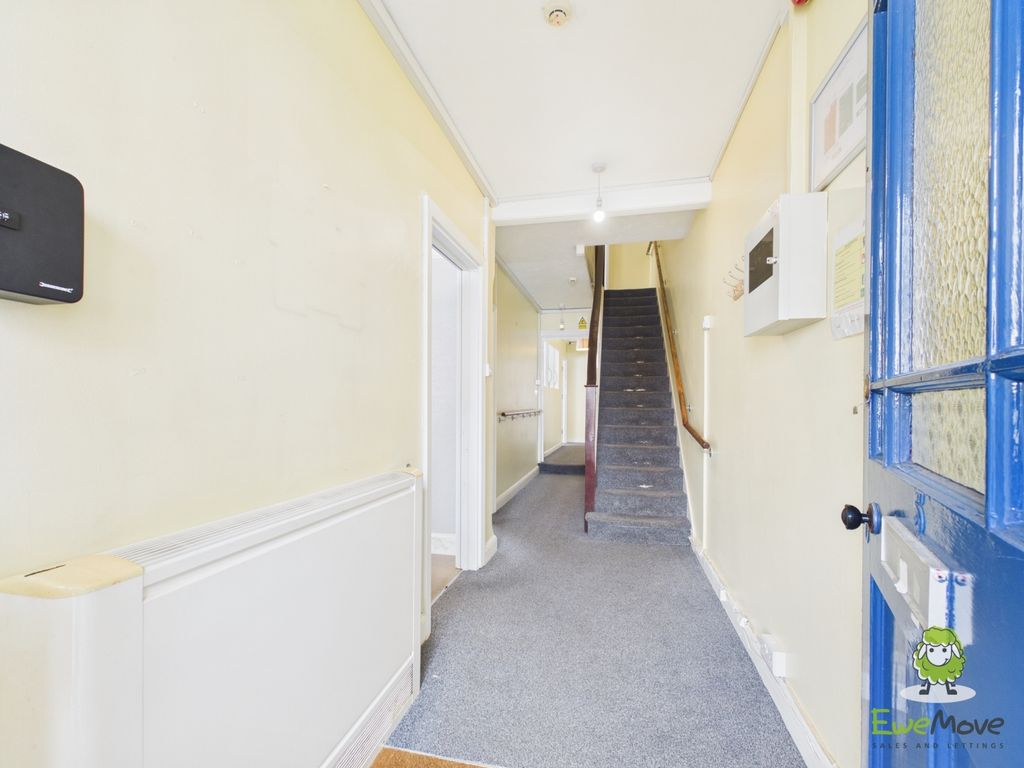 Property photo 3 of 32 Ewemove Estate Agents Basingstoke - 5 Wallis Road