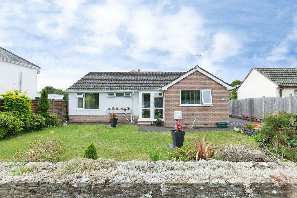 Property photo 1 of 17 Front Garden