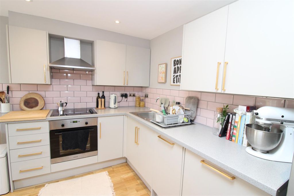 Property photo 2 of 7 Kitchen