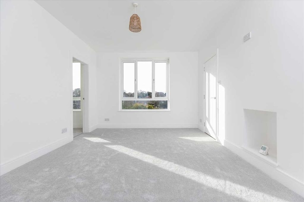 Property photo 3 of 17 Lounge