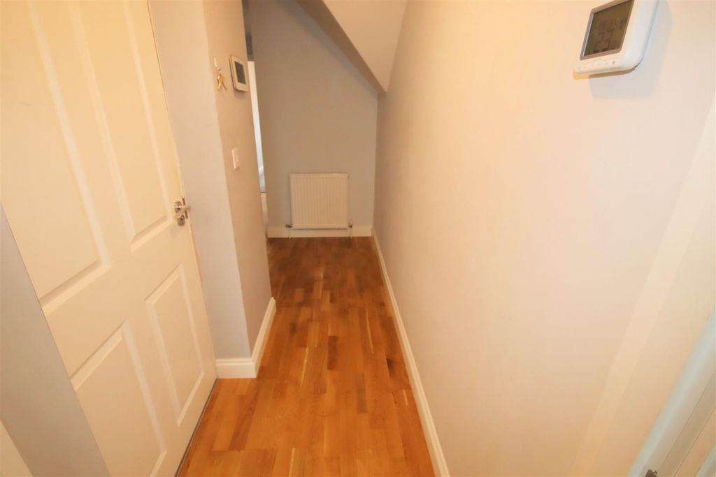 Property photo 2 of 14 Entrance Hall