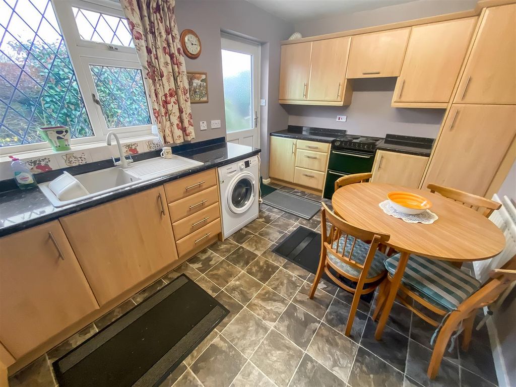 Property photo 3 of 19 Kitchen