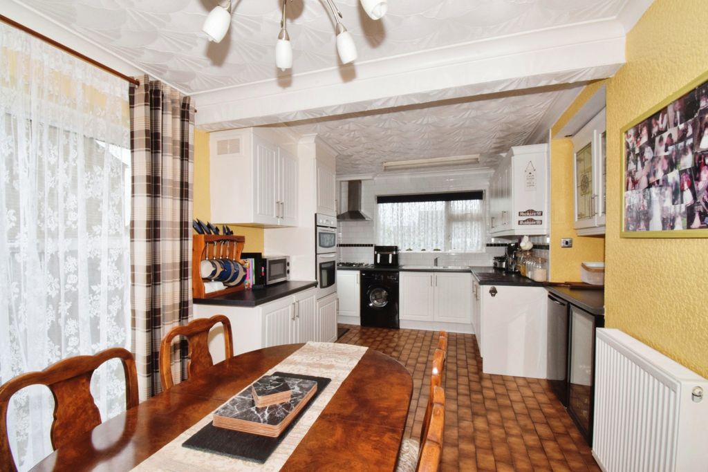 Property photo 3 of 17 Kitchen Diner