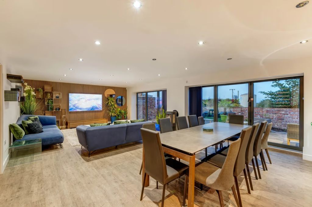 Property photo 2 of 20 Photo 14