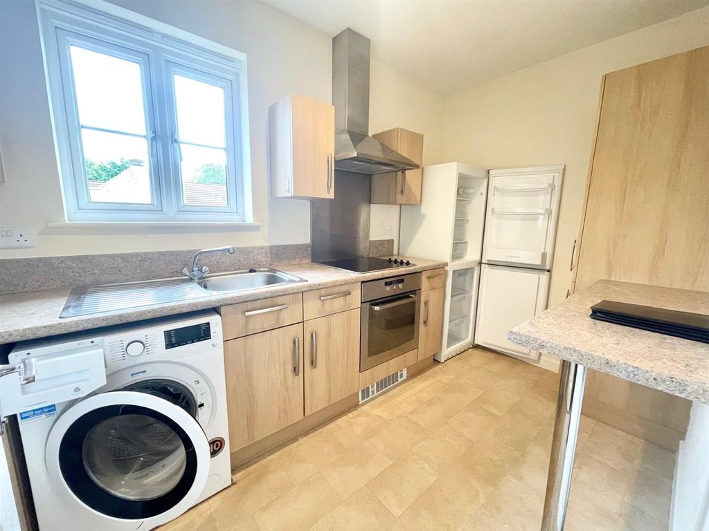 Property photo 3 of 11 Kitchen