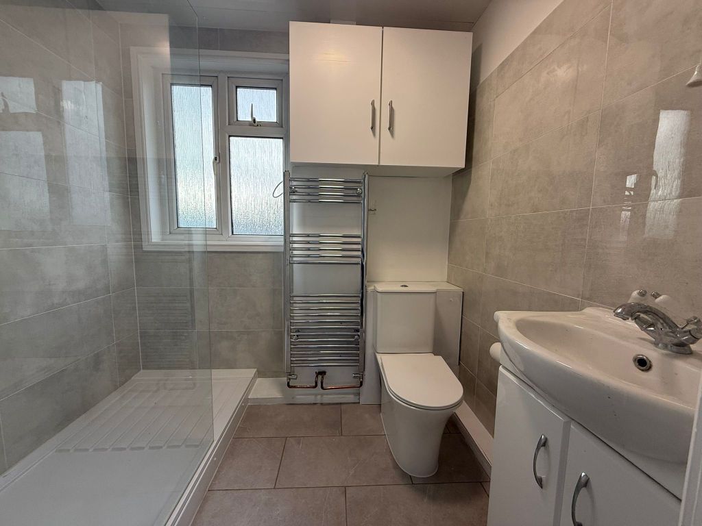 Property photo 3 of 9 En-Suite Bathroom