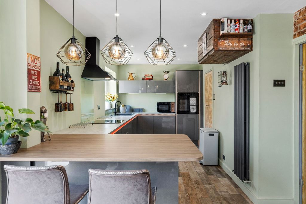 Property photo 3 of 33