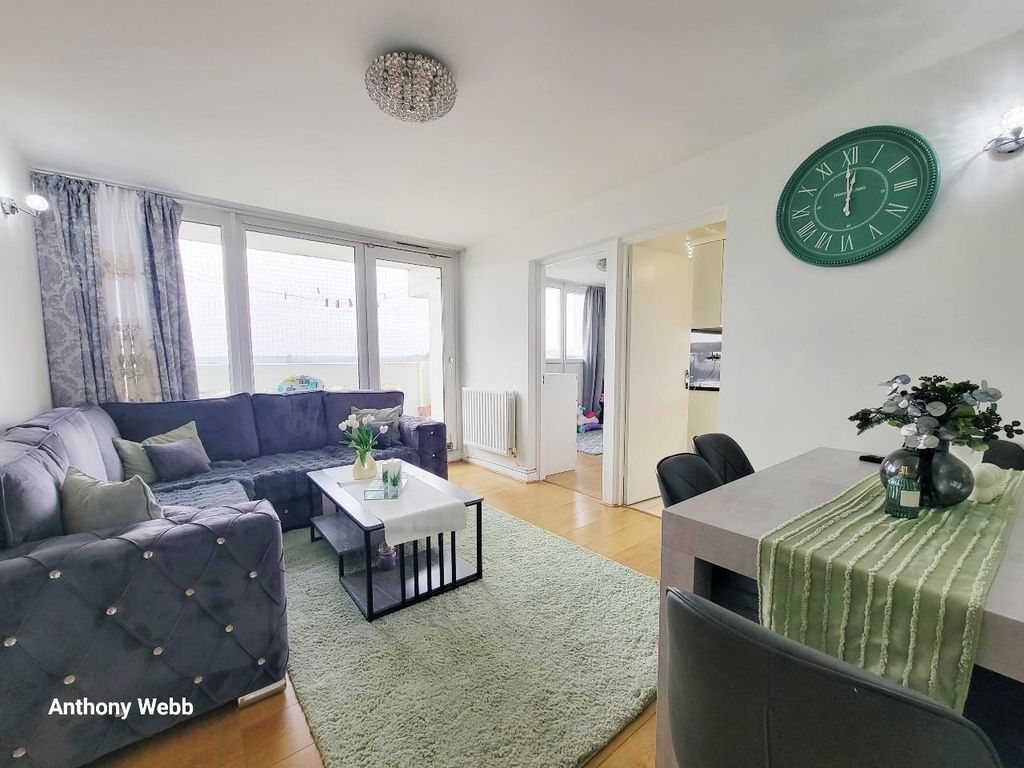 Property photo 1 of 11 Living Room