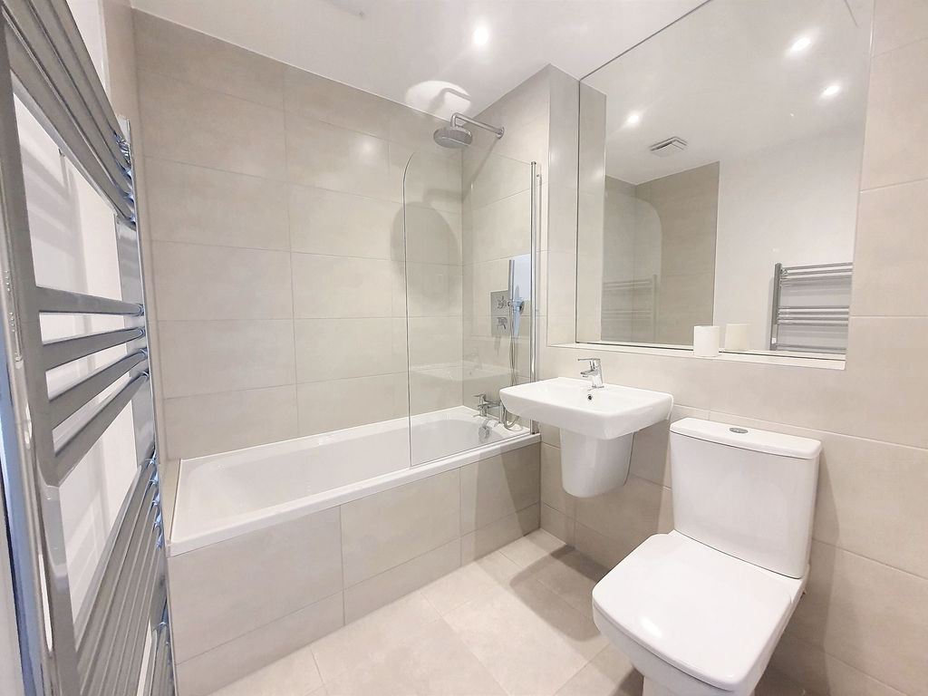 Property photo 3 of 7 Bathroom