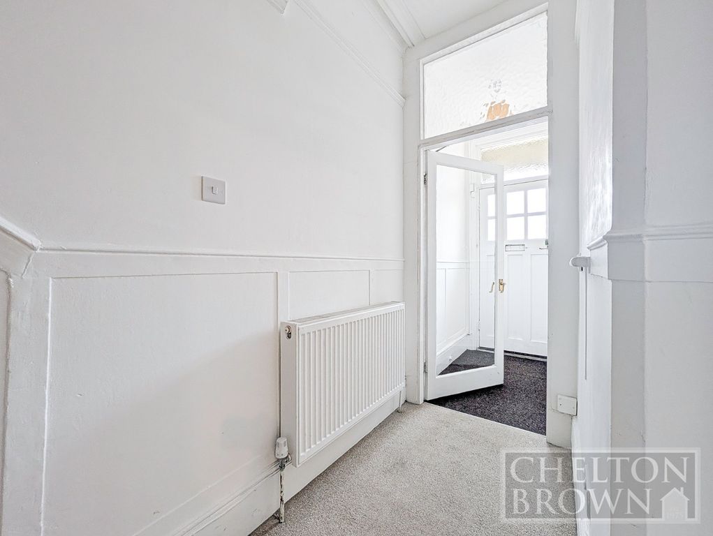 Property photo 3 of 33 Entrance Hall