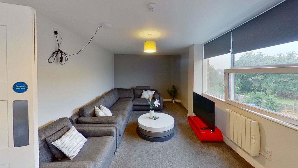 Property photo 1 of 13 Living Room