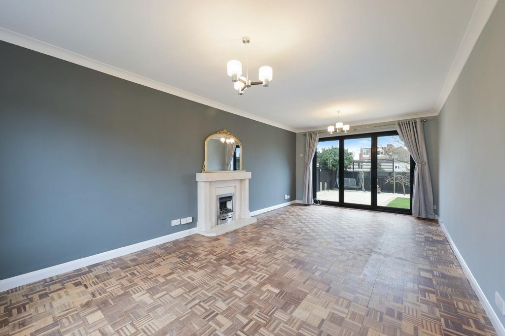 Property photo 2 of 20 Cleveland Gardens