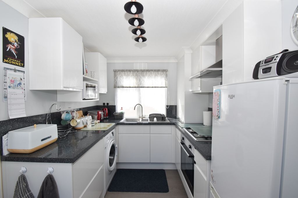 Property photo 3 of 11 Kitchen