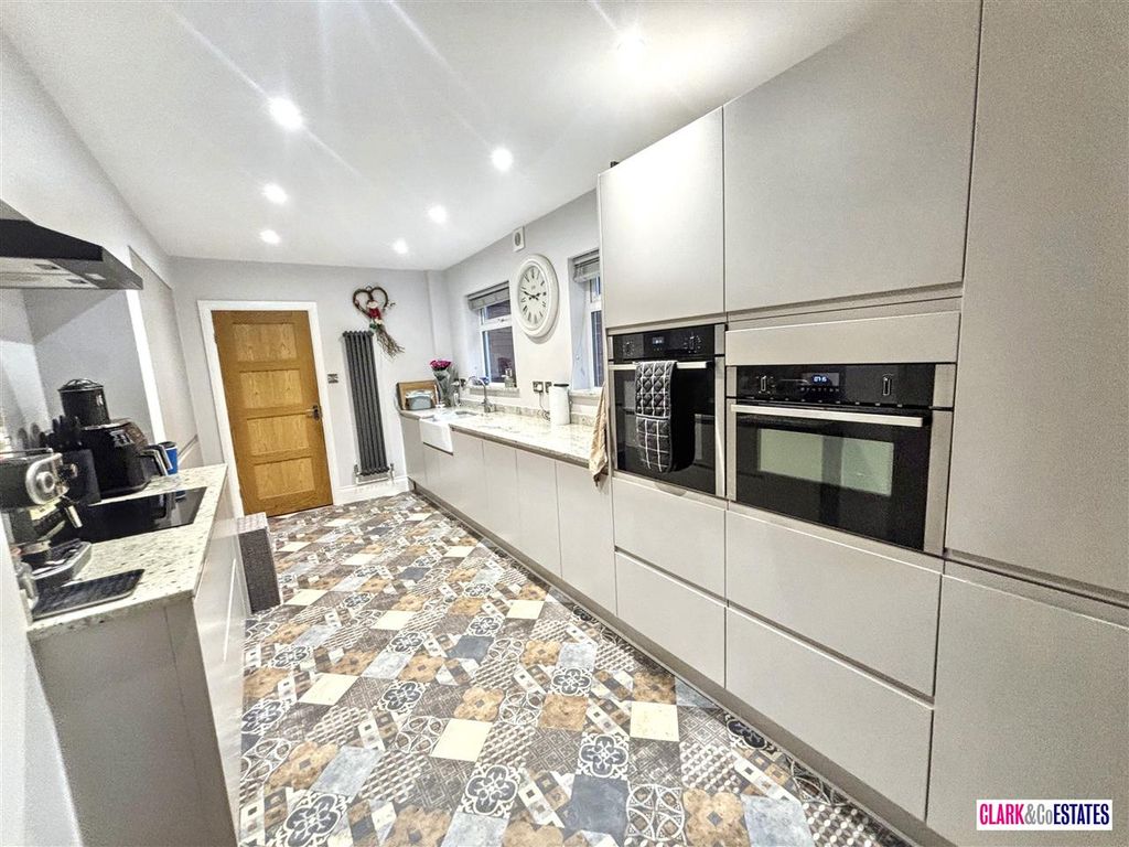 Property photo 3 of 19 Kitchen