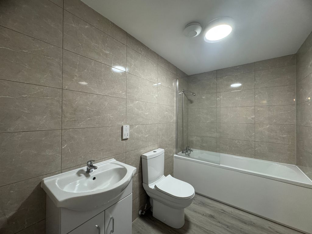 Property photo 3 of 4 Bath/WC