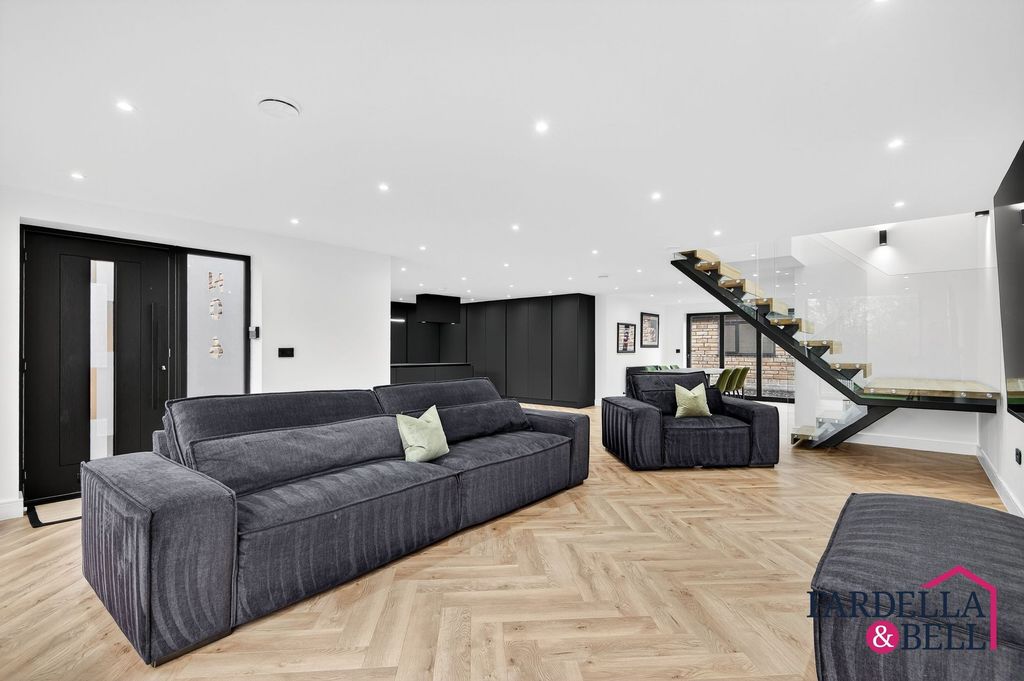 Property photo 3 of 20