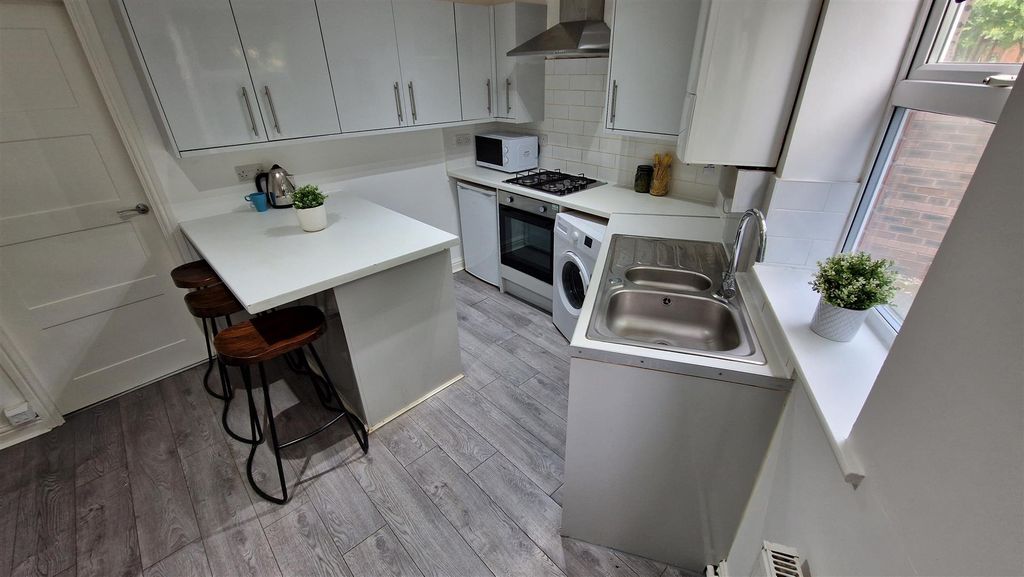 Property photo 3 of 14 Kitchen