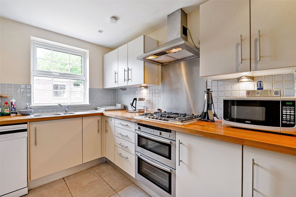 Property photo 3 of 9 Kitchen