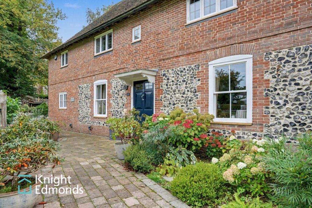 Property photo 2 of 27