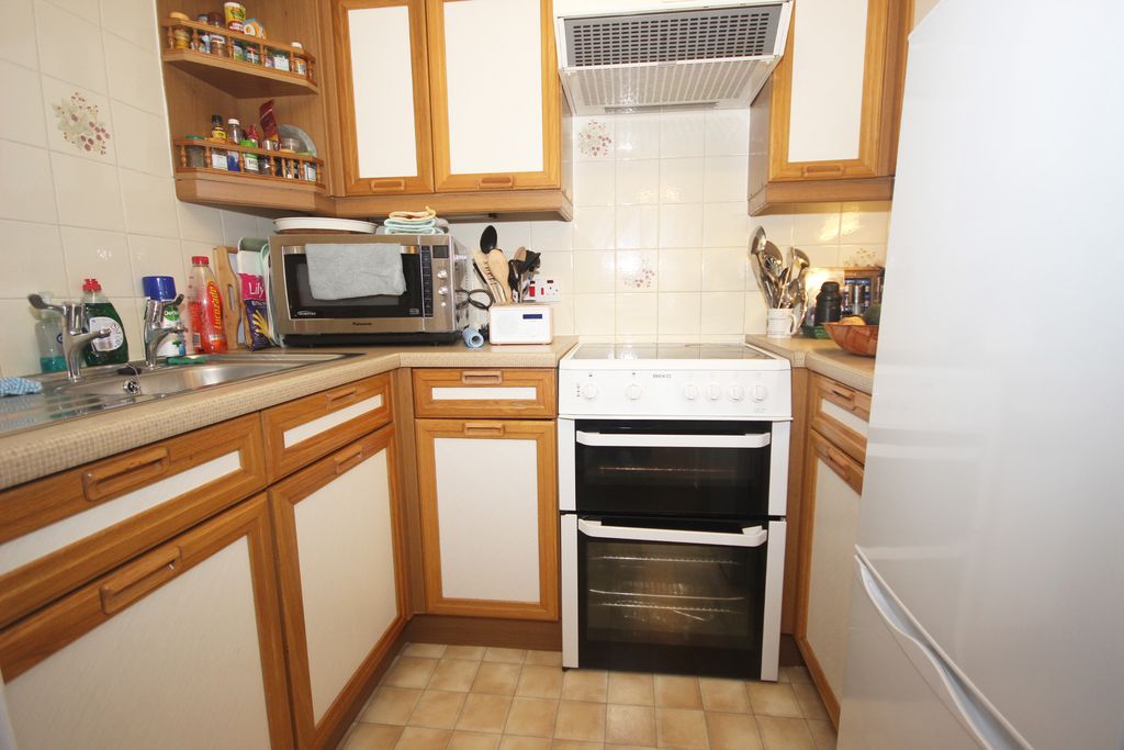 Property photo 3 of 9 Kitchen