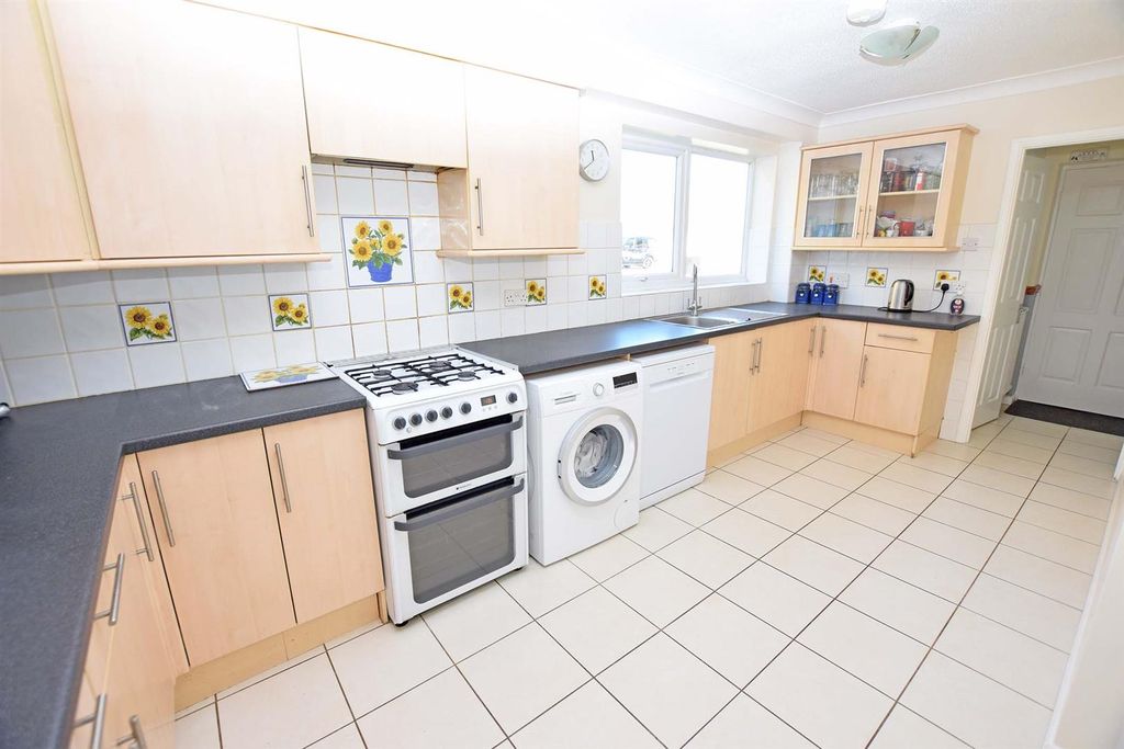 Property photo 3 of 27 Kitchen