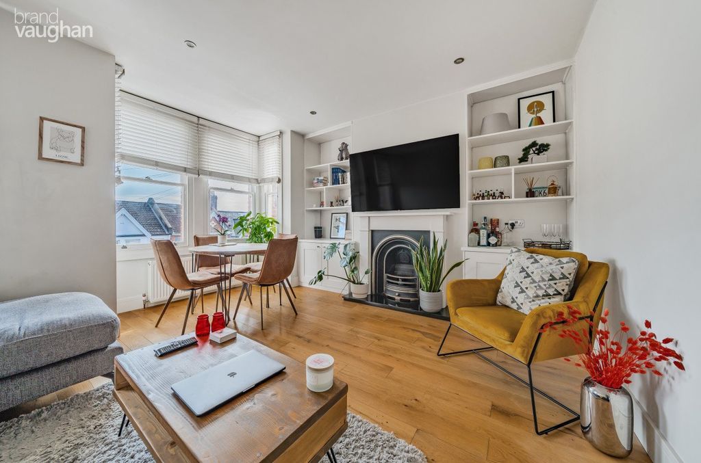 Property photo 1 of 13 Lounge