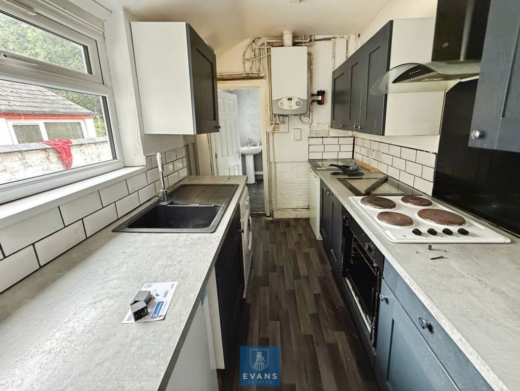 Property photo 3 of 11 Kitchen