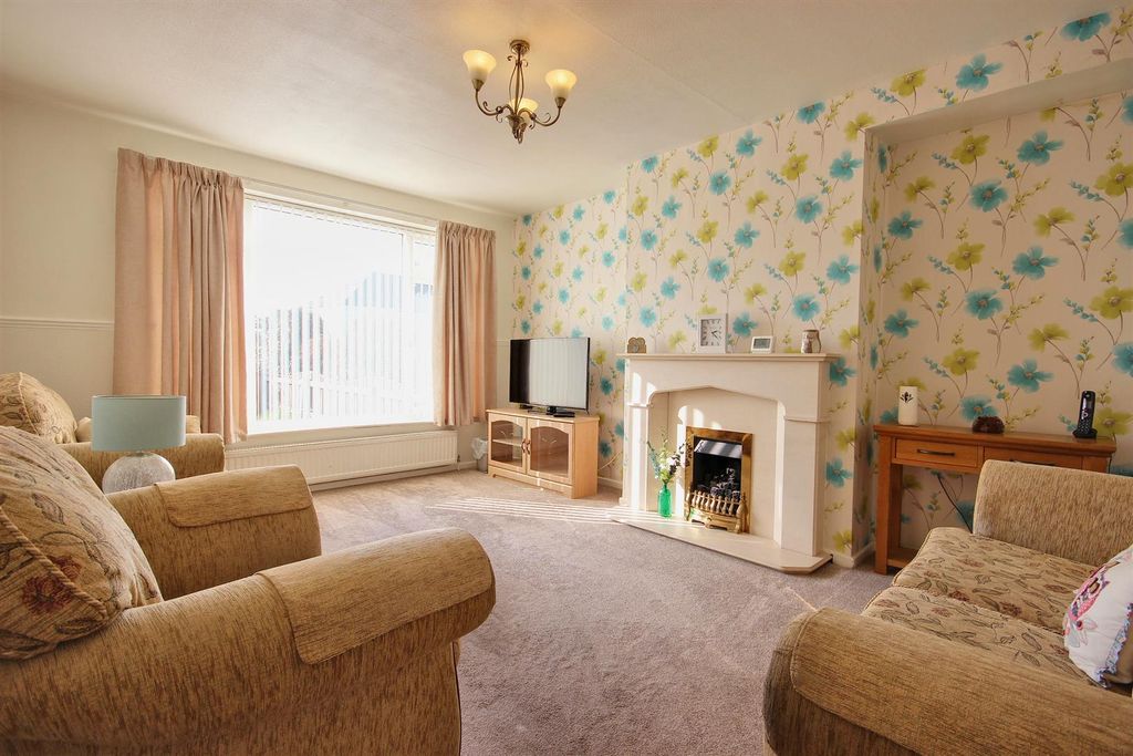 Property photo 2 of 24 Lounge