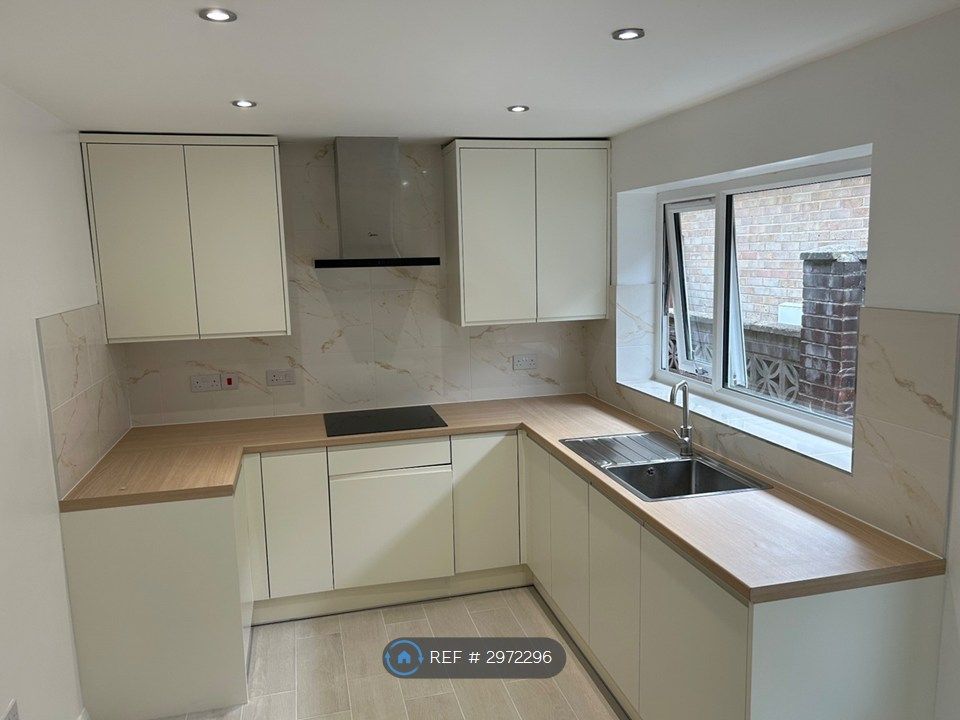 Property photo 1 of 10 Kitchen