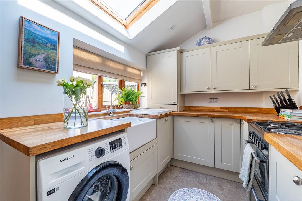 Property photo 3 of 31 Kitchen