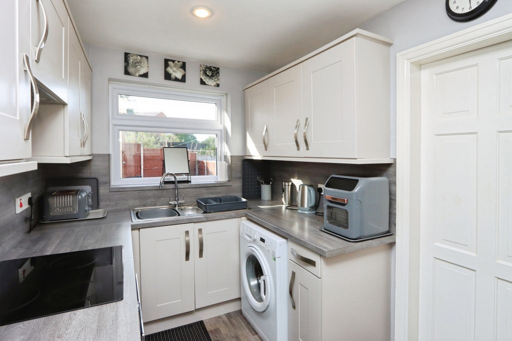 Property photo 3 of 16 Kitchen