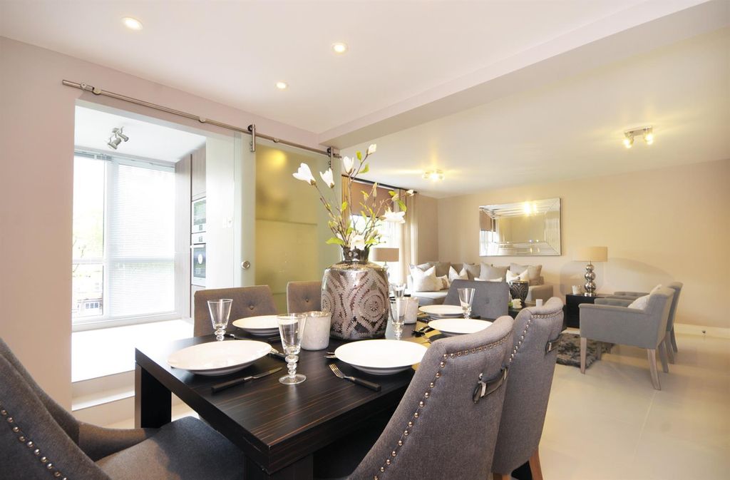 Property photo 3 of 10 Dining Room