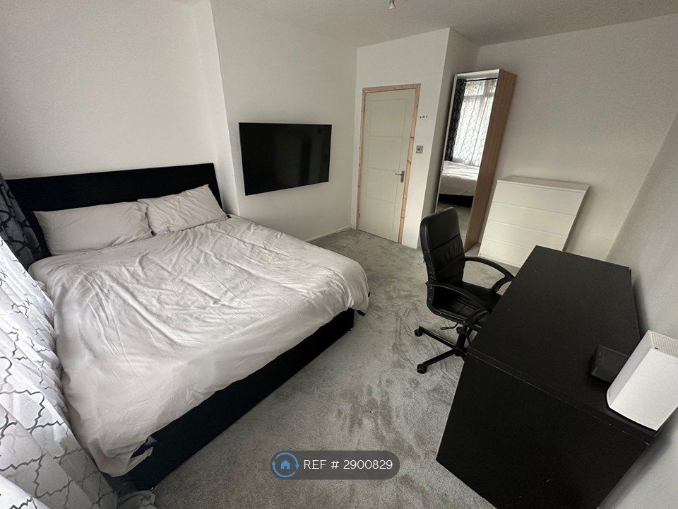 Property photo 2 of 10 Bedroom 3 (Including Balcony £1145Pcm)
