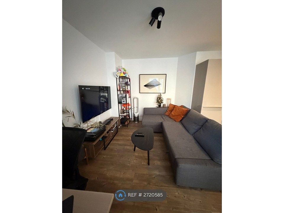 Property photo 2 of 11 Living Room