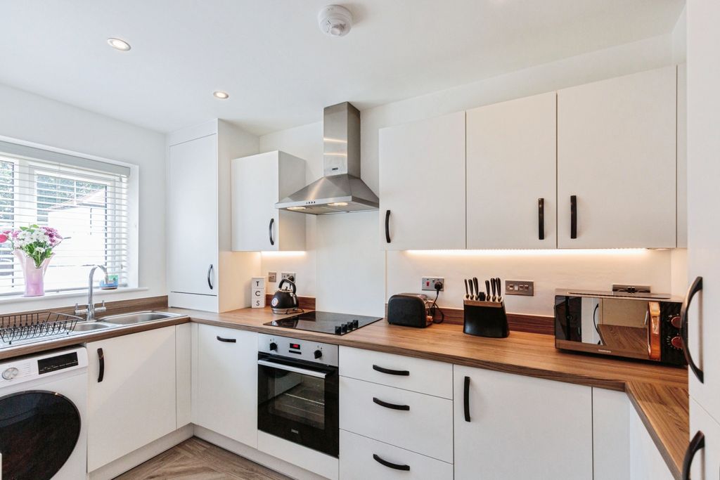 Property photo 1 of 19 Kitchen