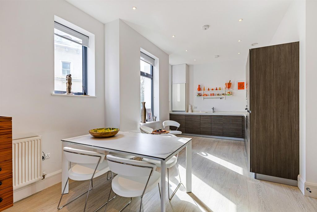 Property photo 3 of 11 Dining