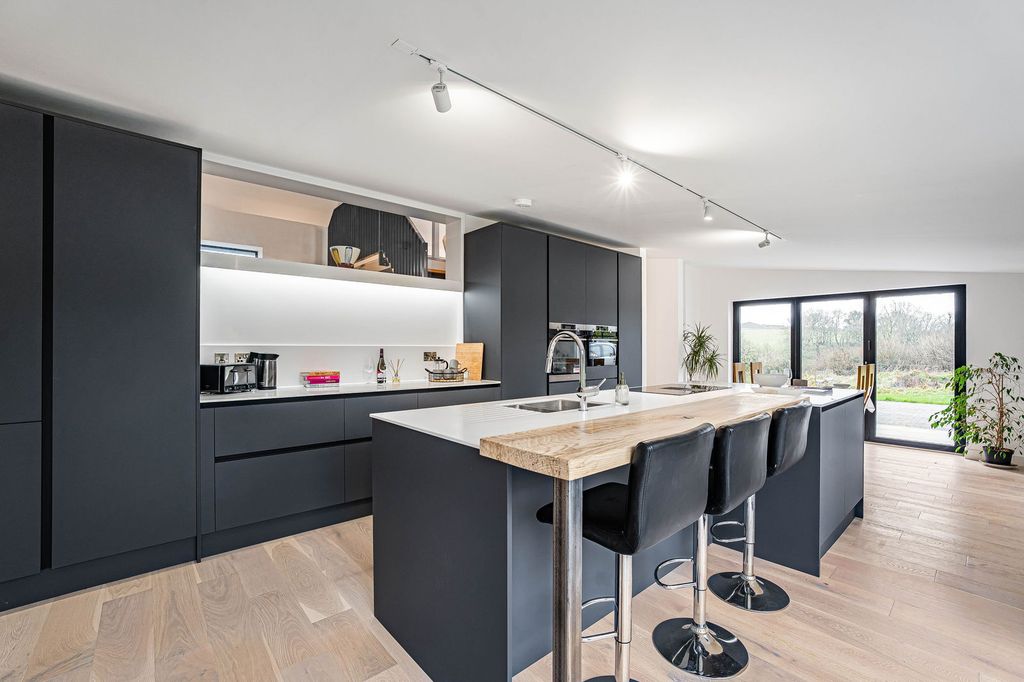 Property photo 3 of 32