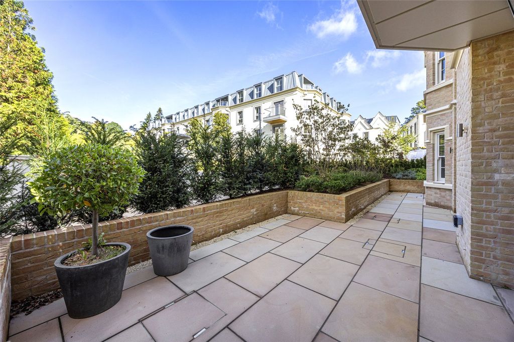 Property photo 3 of 22 Show Apartment