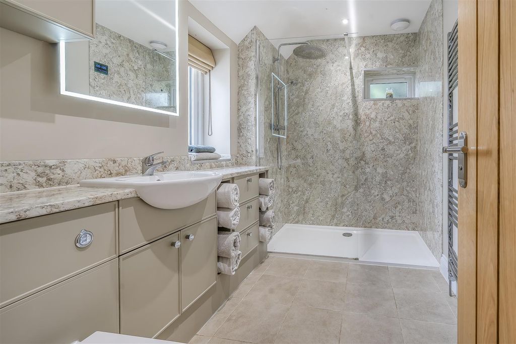 Property photo 3 of 17 En-Suite