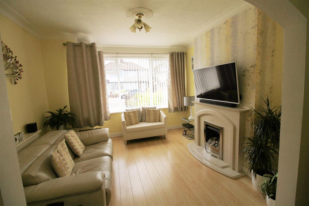 Property photo 2 of 17 Lounge.Jpg