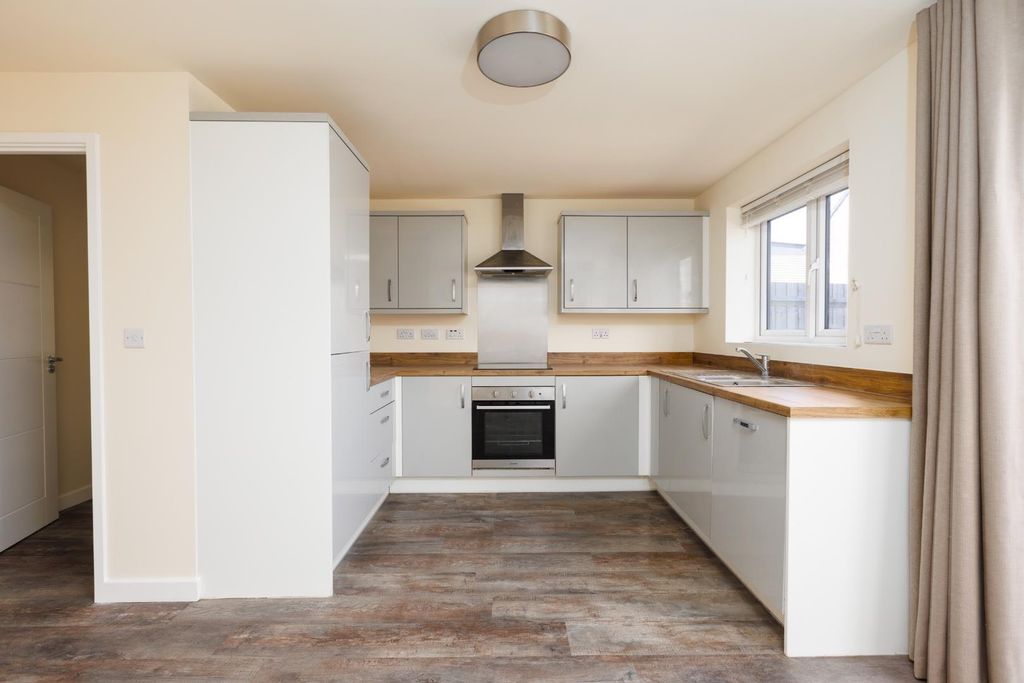 Property photo 1 of 18 5 Bishport Ave-15.Jpg
