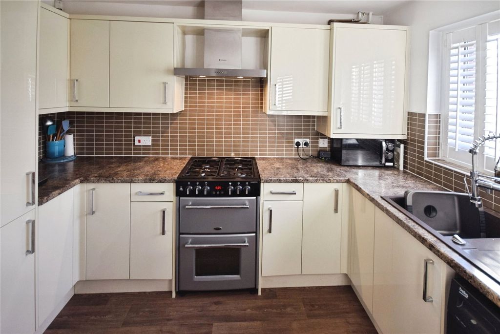 Property photo 3 of 18 Kitchen