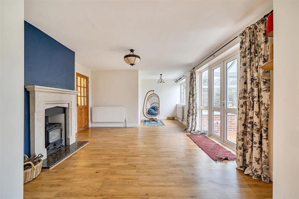 Property photo 2 of 25 Living Room